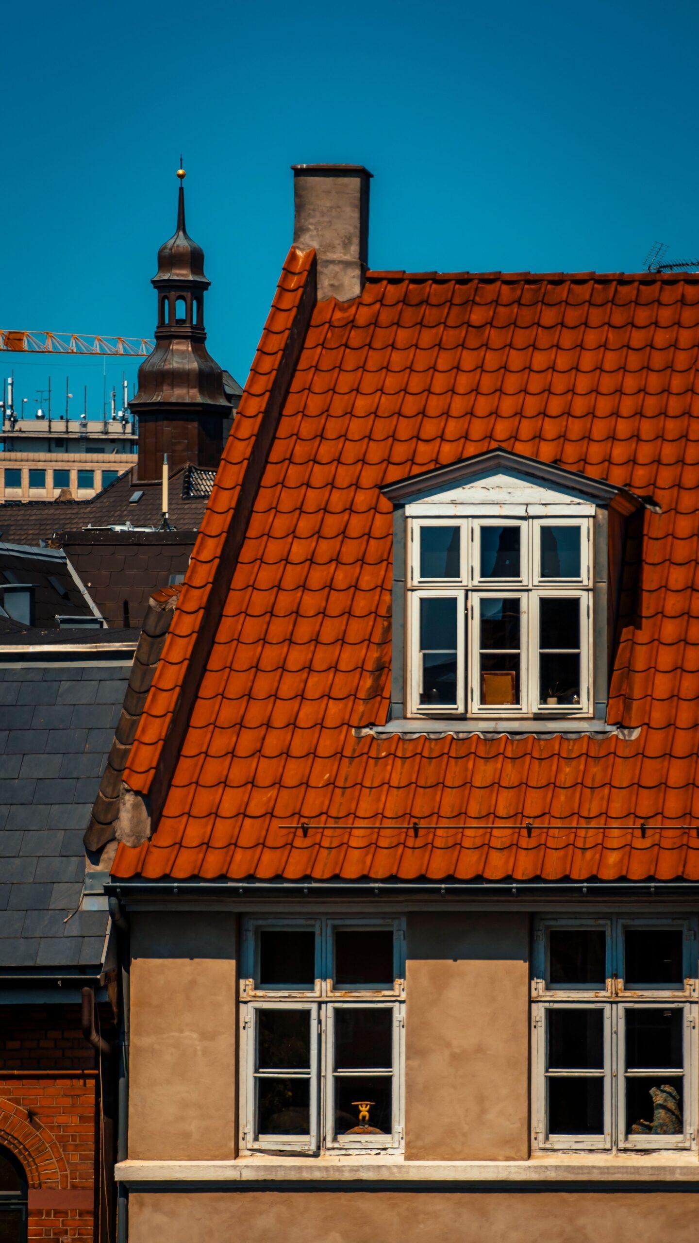 Hoe een dakdekker lekkages effectief opspoort en repareert